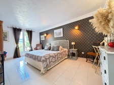 PEYMEINADE – Maison de 189 m² avec appartement indépendant, piscine, garage et terrain paysager de 1 290 m²(06)