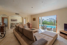 Villa contemporaine de prestige – Vue mer – Piscine chauffée & jacuzzi – Saint-Jean Grasse