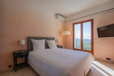 Villa contemporaine de prestige – Vue mer – Piscine chauffée & jacuzzi – Saint-Jean Grasse