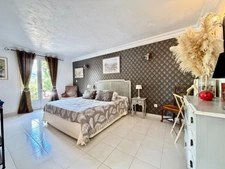PEYMEINADE – Maison de 189 m² avec appartement indépendant, piscine, garage et terrain paysager de 1 290 m²(06)