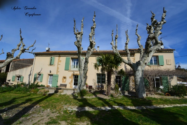 Dpt Bouches du Rhône (13), à vendre CORNILLON CONFOUX maison P15 de 455 m² dont studio 122m² - Terrain de 1 282 m² 