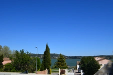 Contemporary 6-room house with swimming pool and view of the olive pond