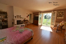 Dpt Bouches du Rhône (13), à vendre CORNILLON CONFOUX maison P15 de 455 m² dont studio 122m² - Terrain de 1 282 m² 