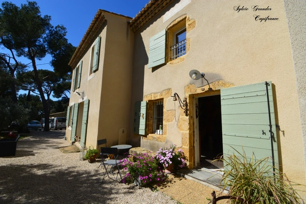 Dpt Bouches du Rhône (13), à vendre proche de  Salon-de-Provence maison P7   