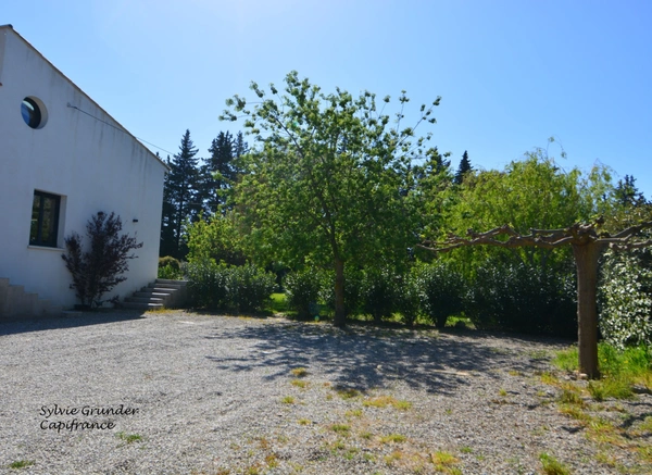 Maison à vendre 6 pièces SENAS (13)avec dépendance piscine lagon et parc arboré