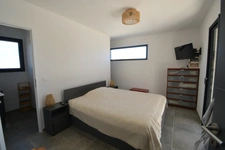 Contemporary 6-room house with swimming pool and view of the olive pond