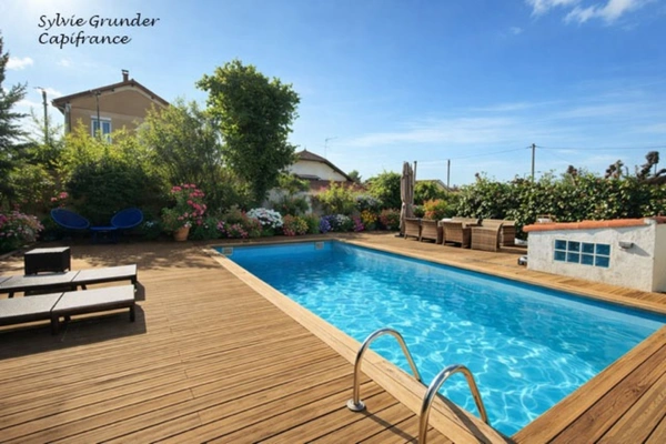 Maison à vendre 8 pièces 194m² de superficie habitable, jardin et piscine