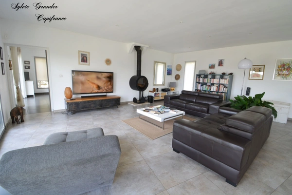 Dpt Bouches du Rhône (13), à vendre VERNEGUES maison P5 de 180 m² - Terrain de 1 300,00 m² - Plain pied
