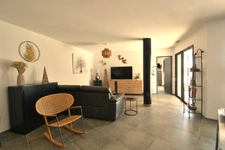 Contemporary 6-room house with swimming pool and view of the olive pond