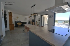 Contemporary 6-room house with swimming pool and view of the olive pond