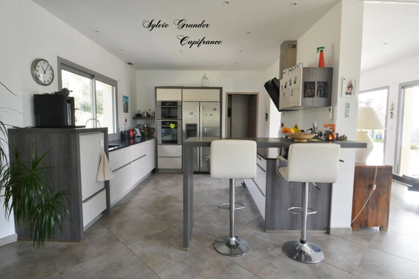 Dpt Bouches du Rhône (13), à vendre VERNEGUES maison P5 de 180 m² - Terrain de 1 300,00 m² - Plain pied