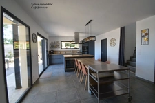 Contemporary 6-room house with swimming pool and view of the olive pond