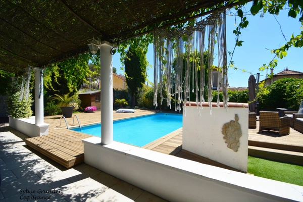Maison à vendre 8 pièces 194m² de superficie habitable, jardin et piscine