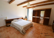 Dpt Bouches du Rhône (13), à vendre CORNILLON CONFOUX maison P15 de 455 m² dont studio 122m² - Terrain de 1 282 m² 