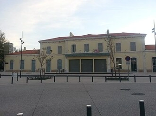 Local/bureau Bail à céder  SALON DE PROVENCE (13)240m² plain pied