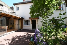 Maison de ville, vie de plain pied, 2 salles d'eau, 3 chambres