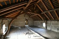 DOUE CENTRE - Maison avec dépendances, garages, environ 900 m² de terrain