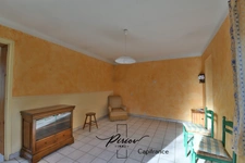 DOUE CENTRE - Maison avec dépendances, garages, environ 900 m² de terrain