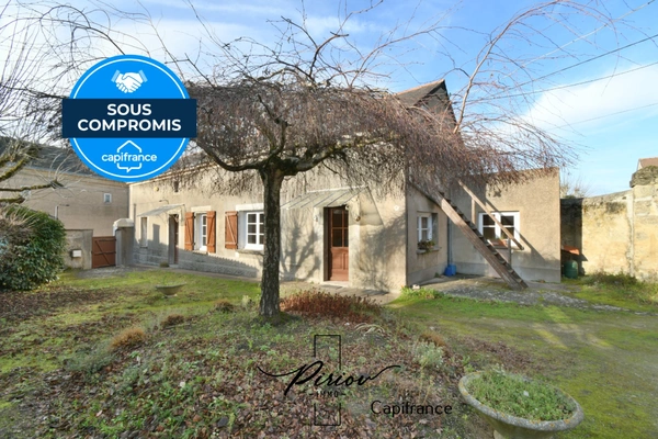 DOUE CENTRE - Maison avec dépendances, garages, environ 900 m² de terrain