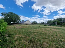 DOUE CENTRE - Terrain constructible 1071 m², partiellement clos de murs 