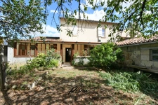 NUEIL-SUR-LAYON – VIE DE PLAIN-PIED – 3 CHAMBRES – DÉPENDANCES – TERRAIN CLOS