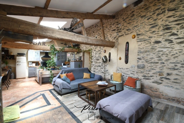 1 hectare, grange 230 m², hangar 137 m², Ancienne grange restaurée avec vie de plain pied, 4 chambres