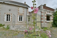 Maison 4/5 chambres - deux espaces - 2 grands hangars 