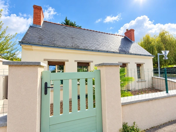 Charmante maison en pierres - située au coeur des Rosiers sur Loire