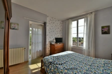 Propriété 5 chambres, dépendances, proche commerces et services