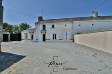Maison vie de plein pied - 3 chambres - 1380 m² de terrain - Dépendances