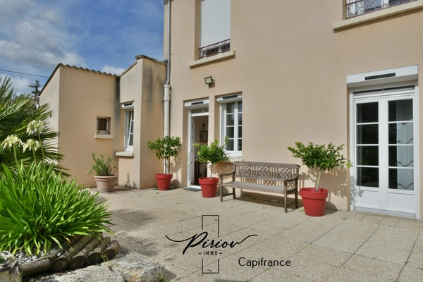 Propriété 5 chambres, dépendances, proche commerces et services