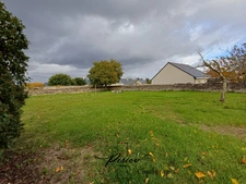 DOUE CENTRE - Terrain constructible 1071 m², partiellement clos de murs 