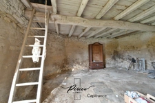 DOUE CENTRE - Maison avec dépendances, garages, environ 900 m² de terrain