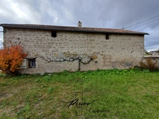 DOUE CENTRE - Maison avec dépendances, garages, environ 900 m² de terrain