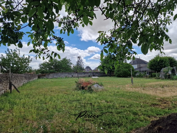 DOUE CENTRE - Terrain constructible 1071 m², partiellement clos de murs 