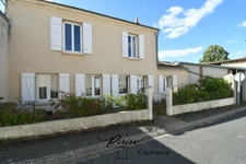 NUEIL-SUR-LAYON – VIE DE PLAIN-PIED – 3 CHAMBRES – DÉPENDANCES – TERRAIN CLOS