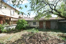 NUEIL-SUR-LAYON – VIE DE PLAIN-PIED – 3 CHAMBRES – DÉPENDANCES – TERRAIN CLOS