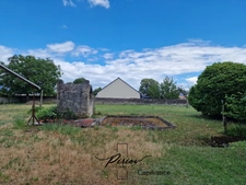 DOUE CENTRE - Terrain constructible 1071 m², partiellement clos de murs 