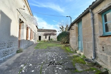 DOUE CENTRE - Maison avec dépendances, garages, environ 900 m² de terrain