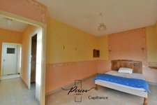 DOUE CENTRE - Maison avec dépendances, garages, environ 900 m² de terrain