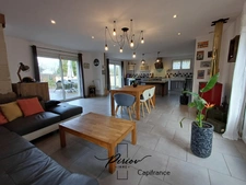 Maison - plain pied - grenier - grands garages dont accueil camping car