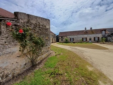 Ensemble immobilier en pierres, maison et dépendances, 4 600 m²