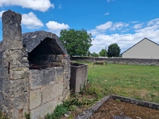 DOUE CENTRE - Terrain constructible 1071 m², partiellement clos de murs 