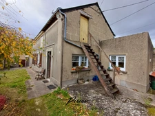 DOUE CENTRE - Maison avec dépendances, garages, environ 900 m² de terrain