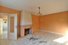 DOUE CENTRE - Maison avec dépendances, garages, environ 900 m² de terrain