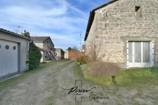 DOUE CENTRE - Maison avec dépendances, garages, environ 900 m² de terrain