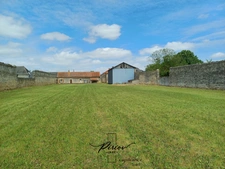 Ensemble immobilier en pierres, maison et dépendances, 4 600 m²