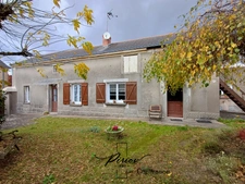 DOUE CENTRE - Maison avec dépendances, garages, environ 900 m² de terrain