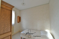 DOUE CENTRE - Maison avec dépendances, garages, environ 900 m² de terrain