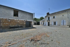Maison vie de plein pied - 3 chambres - 1380 m² de terrain - Dépendances